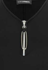 Schwarzes Top mit einem kurzen Reißverschluss und einem silbernen Ziehgriff sowie einem runden Halsausschnitt, aus glattem Stoff mit einer weichen Textur.