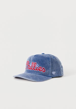 Blauwe corduroy honkbalpet met rood geborduurd "Phillies"-tekst, een vlakke klep en een wit "47"-logo aan de zijkant.