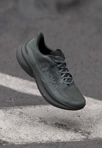 Leichter Laufschuh in dunkelgrau mit strukturiertem Obermaterial, gepolstertem Kragen und auffälligem Logo. Gummisohle für guten Grip.