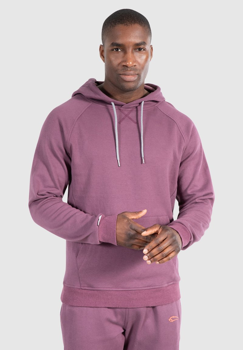 Felpa viola con cappuccio e lacci, polsini a coste e tasca a marsupio. Tessuto morbido con una texture uniforme e cordini leggeri a contrasto.