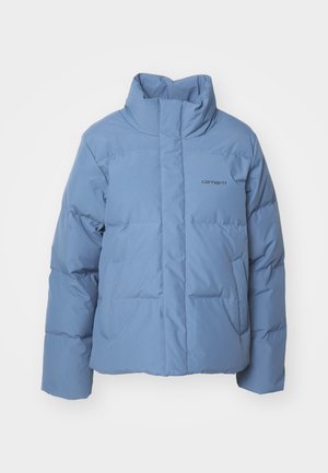 Lichtblauwe pufferjack met een hoge kraag, voorzien van een ritssluiting aan de voorkant, twee zijzakken en een subtiele logobewerking op de linkerkant van de borst.