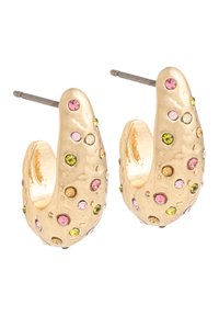 Pendientes de aro en tono dorado con acabado texturizado, adornados con pequeñas piedras preciosas redondas en tonos rosa, verde, naranja y transparentes.