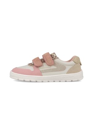 Zapatilla deportiva infantil con acentos en rosa y beige, dos tiras rosas de velcro, suela blanca y un detalle de estampado de leopardo cerca de la lengüeta.
