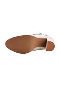 Vit högklackad sko med en slät läderöverdel, rund tå och beigefärgad gummisula med en strukturerad design och en liten klack.