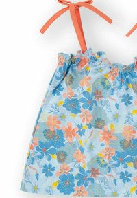 Top de tela con estampado floral que presenta un fondo azul claro con flores naranjas y rosas. Tirantes ajustables naranjas. Escote fruncido.