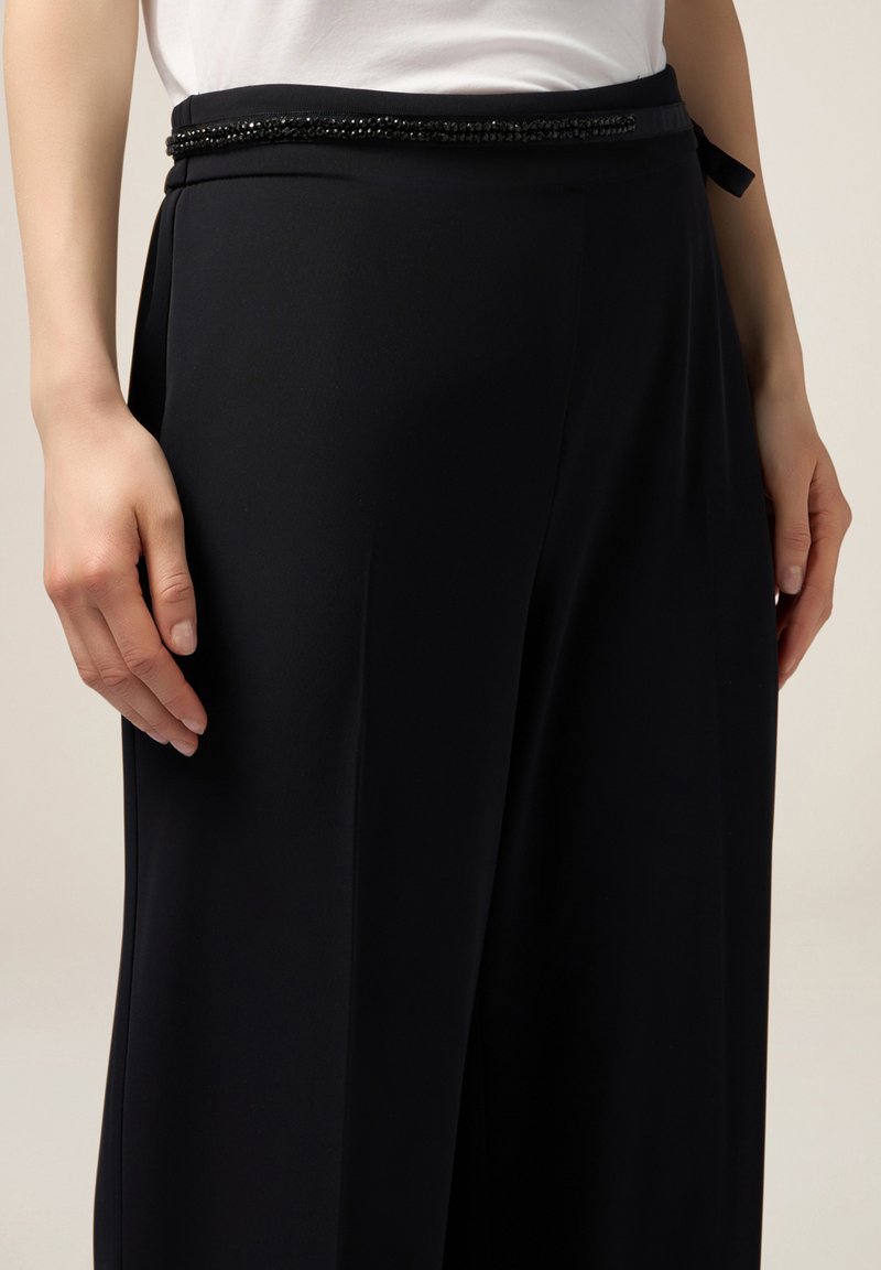 Oltre Trousers Oltre Pantaloni Palazzo Oltre FLUIDI CON CINTURA - Main Image