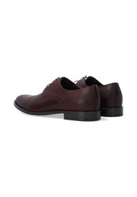 Braune Leder Schuhe mit einer glatten Oberfläche, runder Zehenpartie, minimaler Nähte und einer schwarzen Gummisohle. Mit Schnürverschluss und dezenten Texturakzenten.