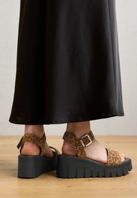 Keilsandalette - brown/multi-coloured