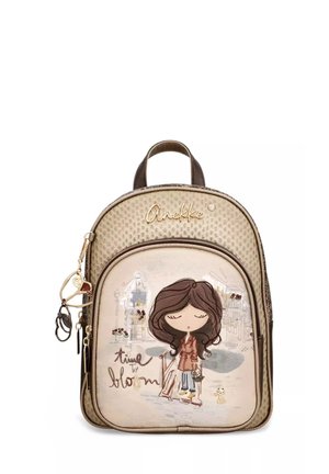 Kleiner beige und brauner Rucksack mit einem Cartoon-Mädchen, Stadt-Hintergrund und dem Text "Time to bloom" auf der Vordertasche.