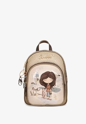 Kleiner beige und brauner Rucksack mit einem Cartoon-Mädchen, Stadt-Hintergrund und dem Text "Time to bloom" auf der Vordertasche.