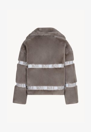 Szara kurtka z futra syntetycznego z szerokim kołnierzem, poziomym wzorem paneli i białymi paskami z akcentami logo "BIZUU".