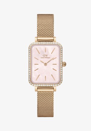 Orologio quadrato in oro rosa con una lunetta decorata con cristalli, quadrante in madreperla rosa, indici dorati e cinturino a rete.