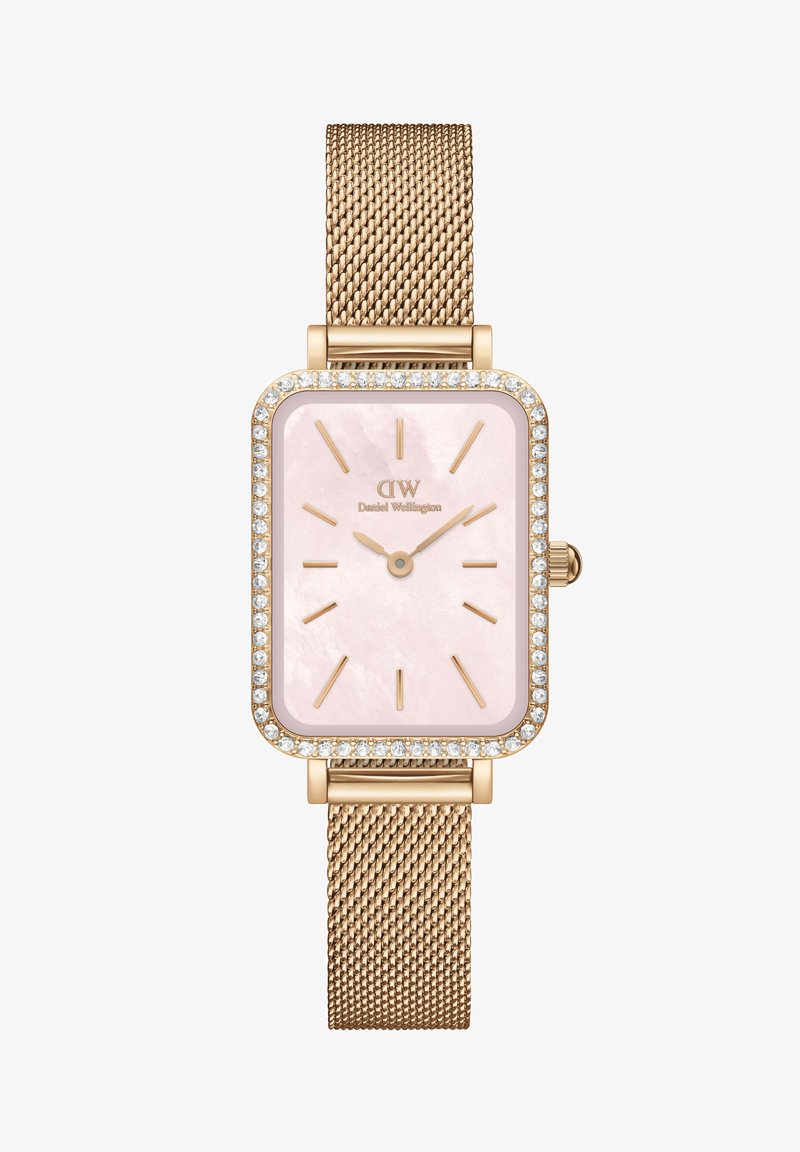 Quadratische rose-goldene Uhr mit einem mit Kristallen akzentuierten Gehäuserand, Zifferblatt aus pinkfarbenem Perlmutt, goldenen Indexen und einem Netzarmband.