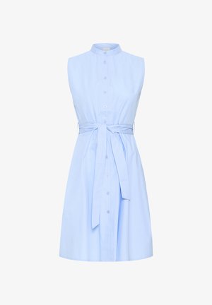 Robe sans manches bleu clair avec un col haut, fermeture à boutons sur le devant et une ceinture nouée à la taille. Tissu doux et lisse avec une forme structurée.