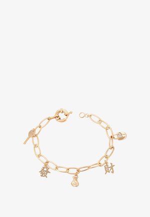 Bracciale in oro con chiusura a moschettone, caratterizzato da charms: chiave incisa "AMORE", caratteri cinesi, borsellino e lucchetto con dettaglio a forma di cuore.