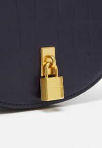 Ted Baker SOHHO PADLOCK DETAIL SADDLE BAG - Borsa a tracolla - blue