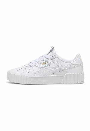 Witte lage Puma sneaker met dikke zool, geperforeerde neus, vetersluiting en gouden Puma-logo aan de zijkant.