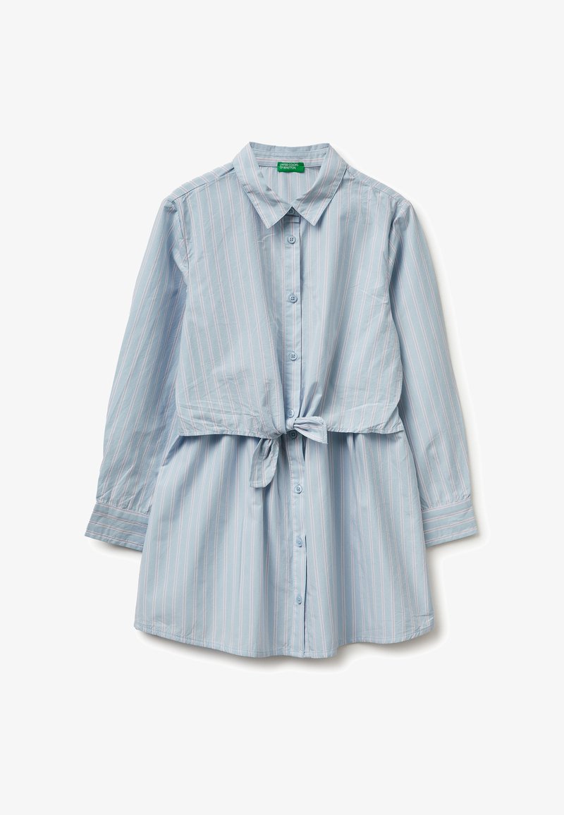 Vestito camicia a maniche lunghe color azzurro chiaro con sottili righe verticali bianche e rosa, bottoni frontali, colletto e nodo annodato in vita.