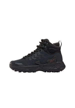 Schwarzer wasserdichter hoher Sneaker mit strukturierter Sohle, Mesh-Kragen am Knöchel und Schnürung vorne, entwickelt für den Einsatz im Freien oder beim Sport.