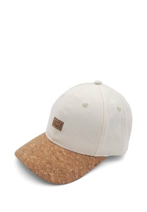 Weißes Baseballcap mit einem braunen, korktexturierten Schirm und einem kleinen rechteckigen Etikett auf dem Vorderteil.
