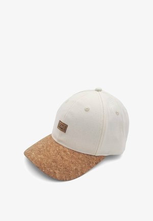 Weißes Baseballcap mit einem braunen, korktexturierten Schirm und einem kleinen rechteckigen Etikett auf dem Vorderteil.