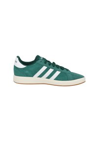 Sneaker in suede verde con design a tre strisce bianche, punta rotonda, suola in gomma e collo imbottito. Presenta un tab sul tallone bianco con marchio.