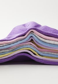 Calcetines multicolores apilados ordenadamente. Presentan una capa superior morada, seguida de tonos de rosa, azul, gris y amarillo. Textura suave, diseño acanalado.
