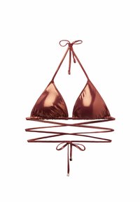 Czerwony metaliczny biustonosz bikini z trójkątnymi miseczkami i regulowanymi sznurkami. Posiada długie paski do stylizacji na owijkę. Gładka faktura.