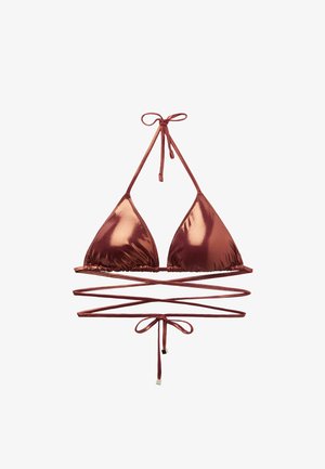 Röd metallisk bikiniöverdel med triangulära koppar och justerbara knytband. Har långa band för omwrapning. Slät textur.