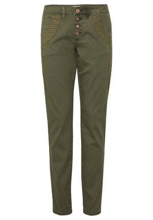 Olivgrüne Skinny-Jeans mit klassischem Fünf-Taschen-Design, das dekorative Nieten an den Vordertaschen und einen Knopfverschluss aufweist.