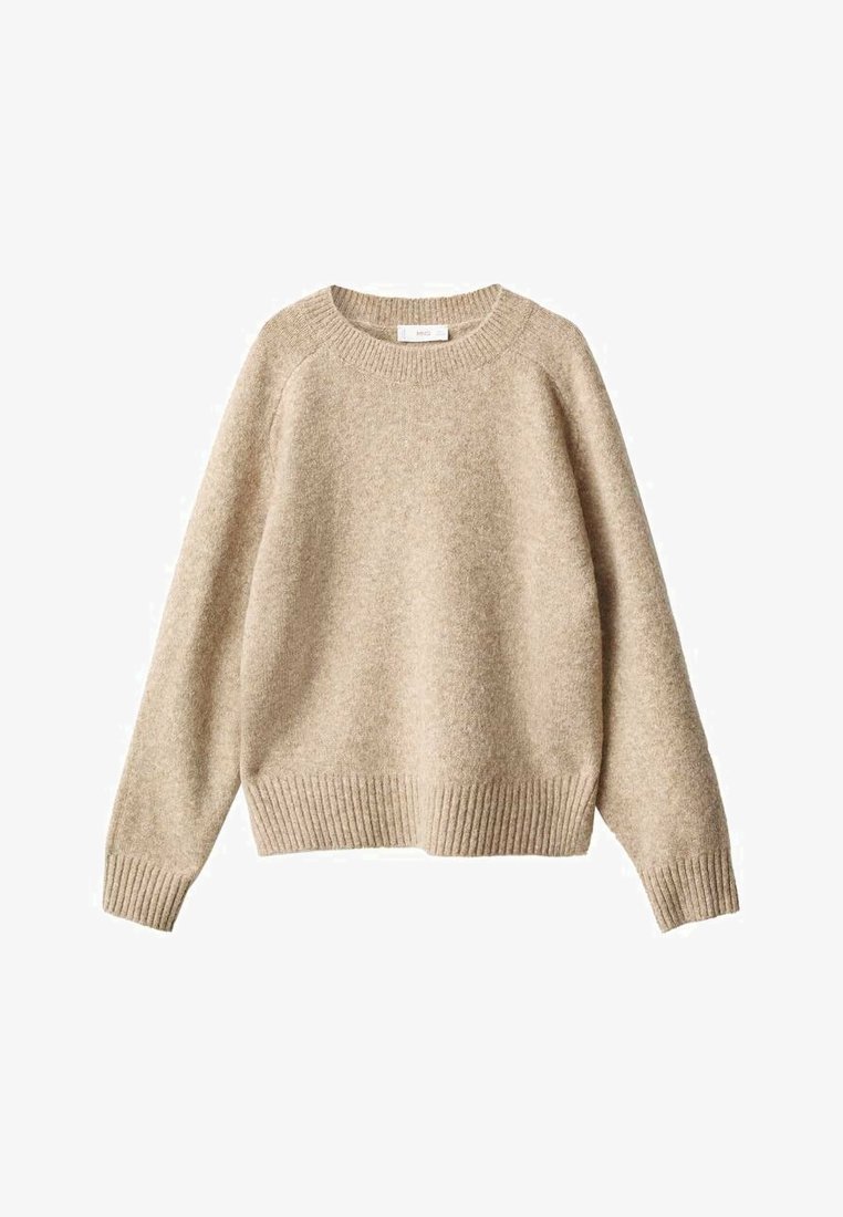Bež pleten pulover iz mehkega, teksturiranega materiala. Ima okroglo ovratnico, rebraste manšete in rob, s sproščenim krojem in spuščenimi rameni.
