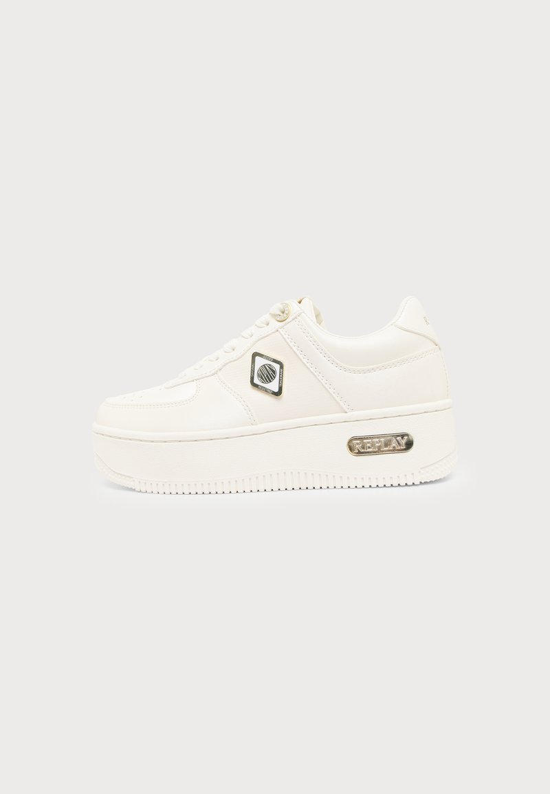 Baskets à plateforme blanches avec logos métalliques de la marque sur le côté et le talon, fermeture à lacets et semelle épaisse rainurée.