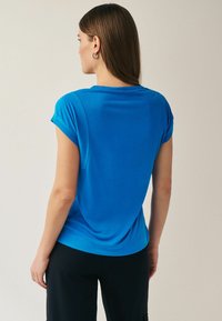 Next PREMIUM  RICH SCOOP NECK -REGULAR FIT - Jednoduché tričko - blue