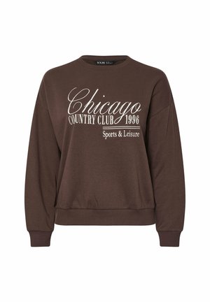 Brauner Sweatshirt mit langen Ärmeln und gerippten Bündchen. Mit weißem Text: "Chicago Country Club 1996 Sports & Leisure." Weicher Stoff.
