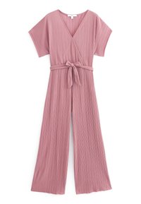 Jumpsuit rosa de manga corta acanalada con piernas anchas, escote en V, frente cruzado y cinturón a juego atado a la cintura.