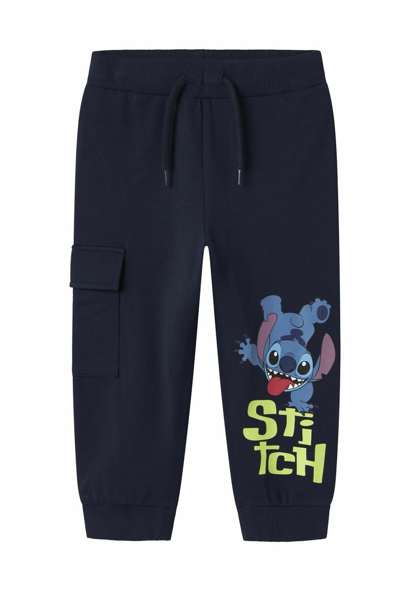 Mornarsko plave trenirke od mekanog materijala, s cargo džepom i živopisnom grafikonom Stitch-a uz tekst "Stitch" u svijetlo zelenoj boji.