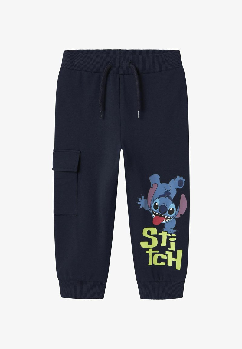 Námornícke modré tepláky z mäkkej tkaniny, s cargo vreckom a živou grafikou Stitch s textom "Stitch" v jasne zelenej farbe.