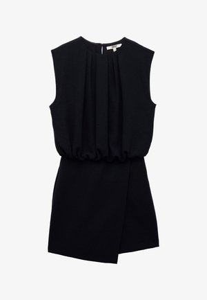 Czarna bezrękawnikowa sukienka z plisowanym topem, zbieranym w talii i ukośnym dołem. Wykonana z gładkiego, teksturowanego materiału.