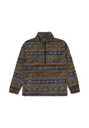 Langärmeliger Fleece-Pullover mit mehrfarbigen horizontalen Streifen und geometrischen Mustern, halbem Reißverschluss und zwei Fronttaschen, flach auf weißem Hintergrund liegend.