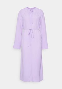 Vestido longo de manga longa em lavanda, feito de um tecido macio, com um decote redondo e um laço, além de uma cintura ajustável com cordão.
