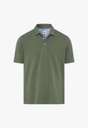 Polo olive en coton doux, avec une patte de boutonnage à deux boutons, des manches courtes et un logo discret sur la poitrine.