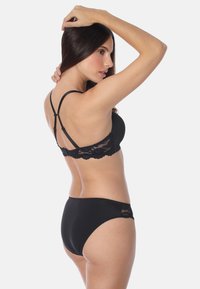Zwart lingeriesetje met een gladde bralette met kantaccenten op de band en een bijpassende high-waisted slip, beide met een subtiele glans.