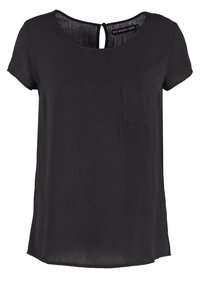 Czarna bluzka z krótkim rękawem i okrągłym dekoltem, z kieszonką po lewej stronie i małym otworem z tyłu. Gładka tekstura materiału.