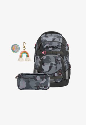 Rucksack in grauer Tarnfarbe mit pinken Akzenten, ausgestattet mit einer Fronttasche, einem abnehmbaren Federmäppchen, einem Einhorn-Schlüsselanhänger und einem Regenbogen-Anhänger.