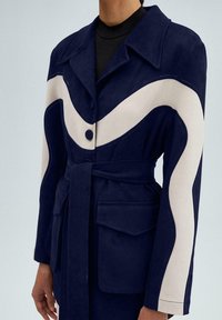 Touché Privé CONTRAST COLOR DETAIL - Īss mētelis - navy blue