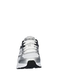 Zapatillas de running Skechers GOrun con parte superior de malla blanca con acentos plateados, cordones negros, cuello acolchado y suela de goma.