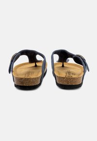 Mornarično modre sandale na plute z nastavljivimi trakovi in mehkim vložkom, ki imajo dizajn s prstnim trakom in teksturiran sprednji del.