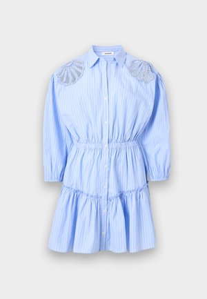 Svetlomodré pruhované košeľové šaty so zhromaždeným pásom, volánovou sukňou, dlhými rukávmi a ramennými ozdobami tvaru mušle zdobenými korálkami.