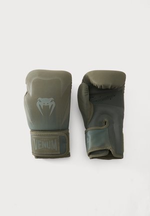 Par de guantes de boxeo Venum verdes mostrados de frente y de lado con tiras de velcro en la muñeca y logo de serpiente sobre fondo blanco.