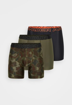 Tri parova muških bokserica u kamuflažnom, maslinasto zelenom i crnom uzorku. Imaju elastične pojasove sa "UNDER ARMOUR" brendingom.